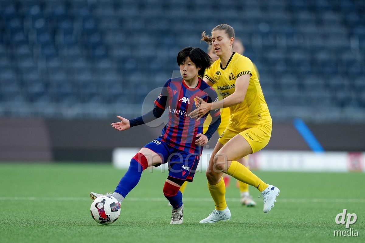 Schweiz: AXA Women's Super League 2025/26, BSC YB Frauen vs FC Basel 1893 - Stadion Wankdorf, Bern: Mai Hirata (14 FCB) im Duell mit Rebecca Villena y Scheffler (77 YB Frauen)