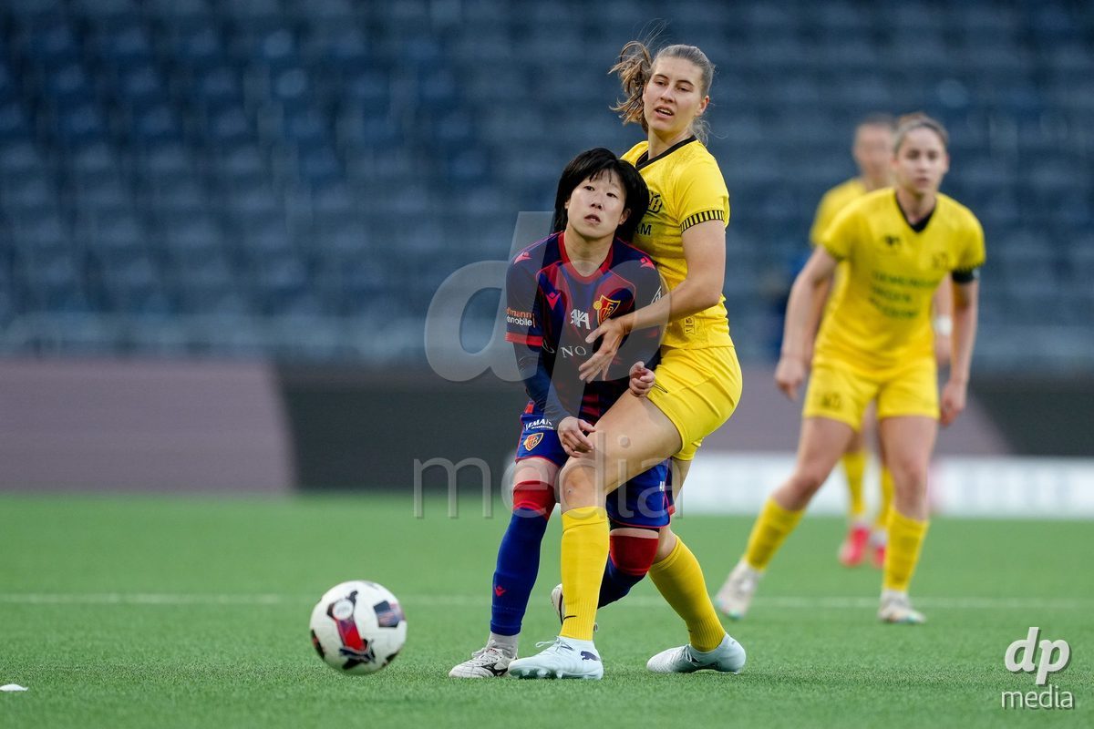 Schweiz: AXA Women's Super League 2025/26, BSC YB Frauen vs FC Basel 1893 - Stadion Wankdorf, Bern: Geraldine Ess (7 YB Frauen) gegen Mai Hirata (14 FCB)