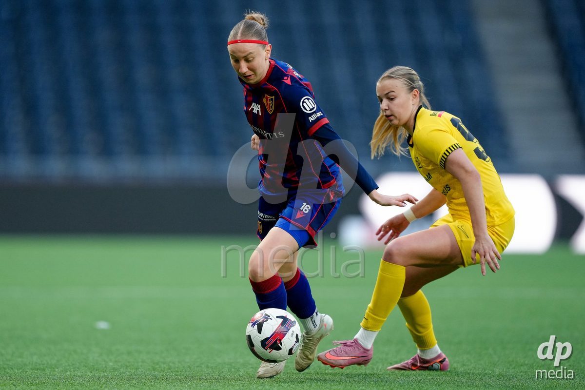 Schweiz: AXA Women's Super League 2025/26, BSC YB Frauen vs FC Basel 1893 - Stadion Wankdorf, Bern: Maja Jelcic (99 YB Frauen) gegen Andela Krstic (16 FCB)