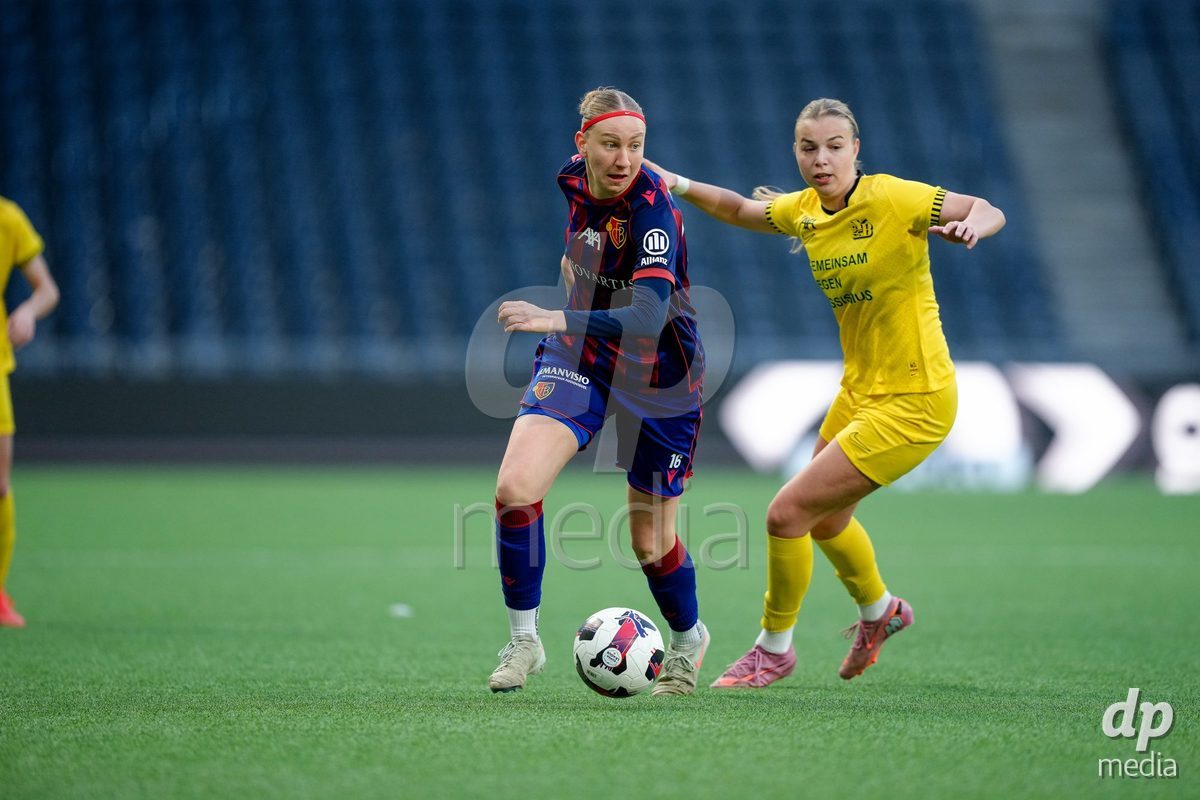 Schweiz: AXA Women's Super League 2025/26, BSC YB Frauen vs FC Basel 1893 - Stadion Wankdorf, Bern: Maja Jelcic (99 YB Frauen) gegen Andela Krstic (16 FCB)