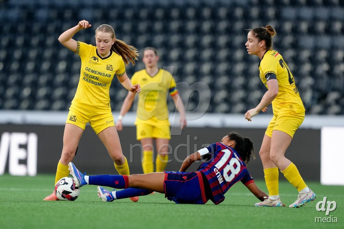 Schweiz: AXA Women's Super League 2025/26, BSC YB Frauen vs FC Basel 1893 - Stadion Wankdorf, Bern: Noa Linn Münger - Noa Linn Munger (8 YB Frauen) mit Georgia Chalatsogianni (22 YB Frauen) gegen Coumba Louisa Sow (18 FCB)