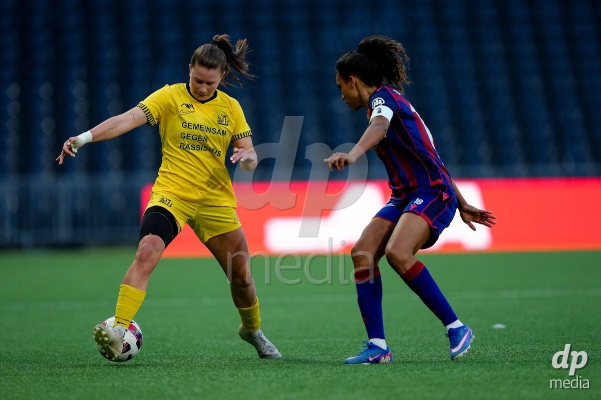 Schweiz: AXA Women's Super League 2025/26, BSC YB Frauen vs FC Basel 1893 - Stadion Wankdorf, Bern: Emilie Bernhardt (25 YB Frauen) im Duell mit Coumba Louisa Sow (18 FCB)