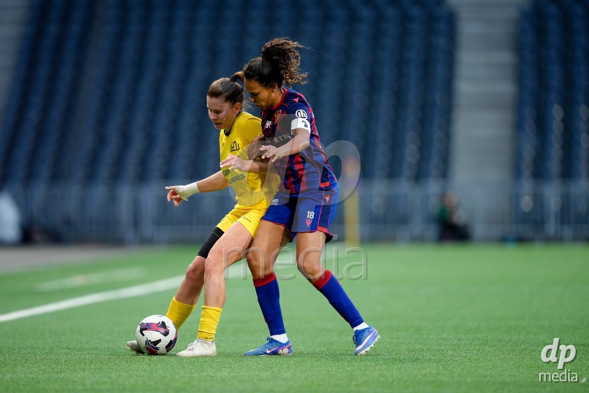 Schweiz: AXA Women's Super League 2025/26, BSC YB Frauen vs FC Basel 1893 - Stadion Wankdorf, Bern: Emilie Bernhardt (25 YB Frauen) im Duell mit Coumba Louisa Sow (18 FCB)