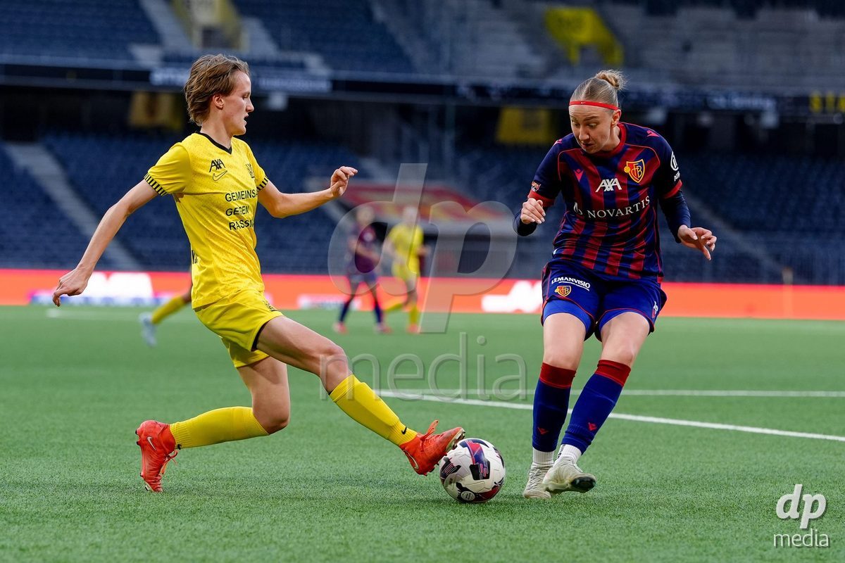 Schweiz: AXA Women's Super League 2025/26, BSC YB Frauen vs FC Basel 1893 - Stadion Wankdorf, Bern: Andela Krstic (16 FCB) gegen Bianca Dysli (23 YB Frauen)
