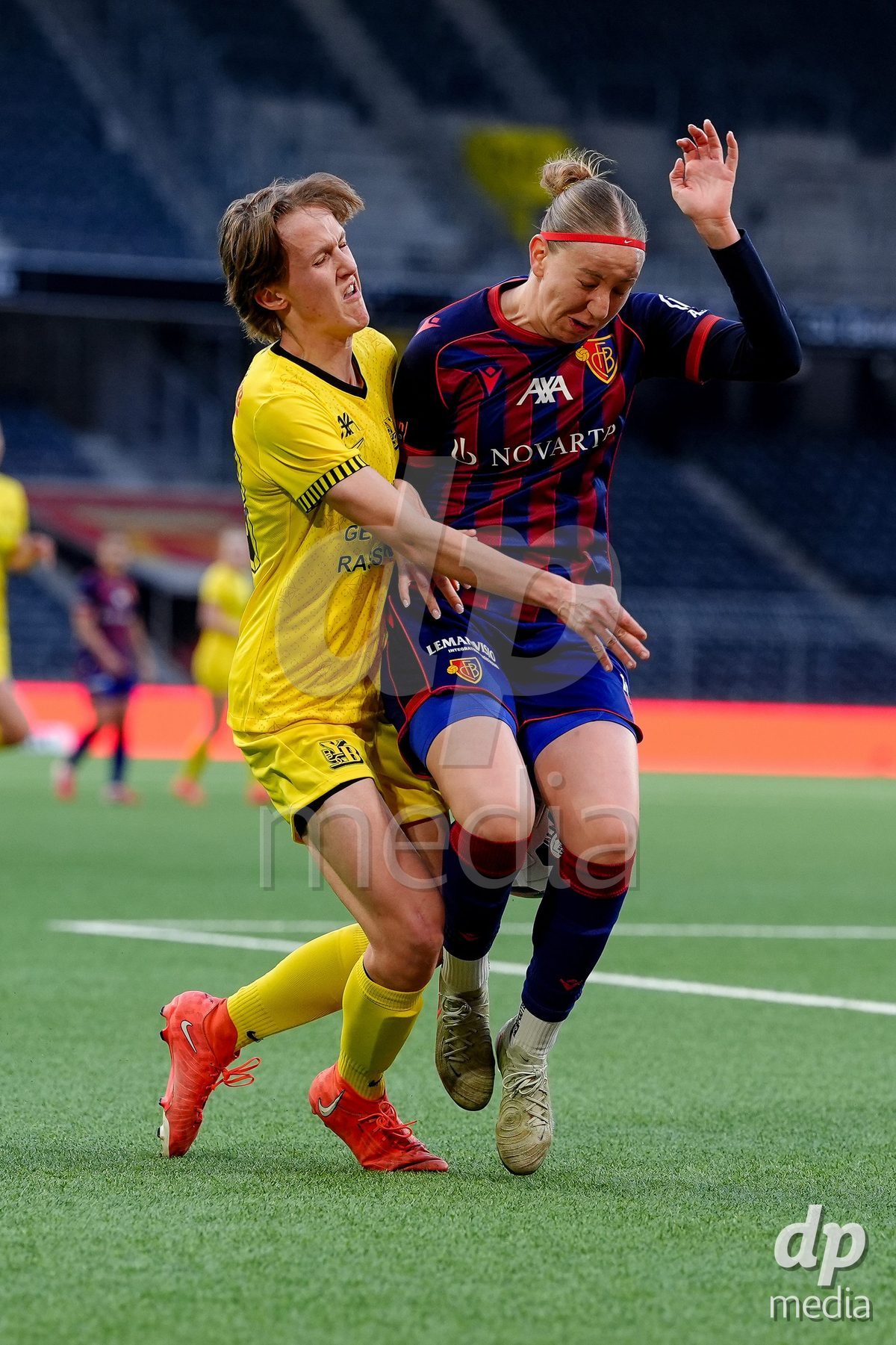 Schweiz: AXA Women's Super League 2025/26, BSC YB Frauen vs FC Basel 1893 - Stadion Wankdorf, Bern: Andela Krstic (16 FCB) gegen Bianca Dysli (23 YB Frauen)