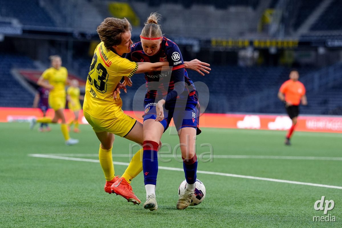 Schweiz: AXA Women's Super League 2025/26, BSC YB Frauen vs FC Basel 1893 - Stadion Wankdorf, Bern: Andela Krstic (16 FCB) gegen Bianca Dysli (23 YB Frauen)