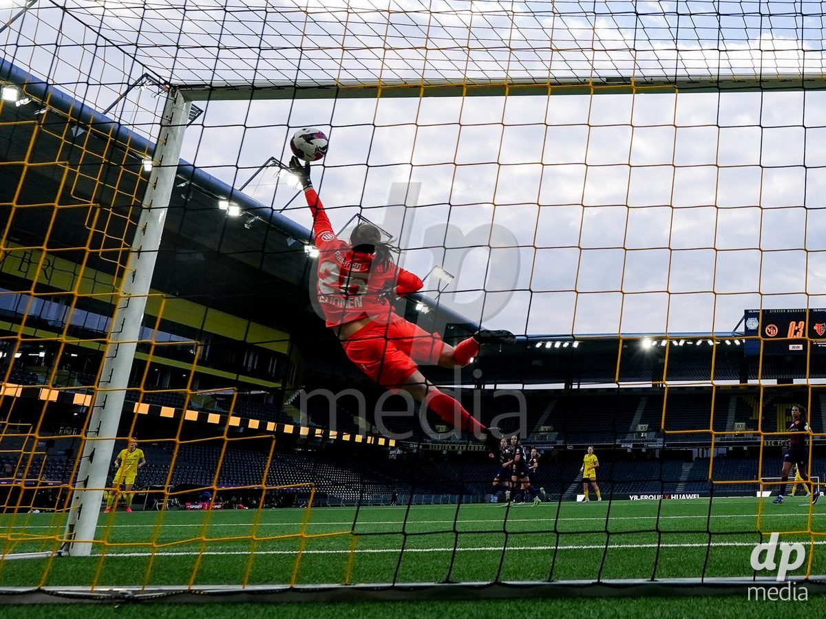 Schweiz: AXA Women's Super League 2025/26, BSC YB Frauen vs FC Basel 1893 - Stadion Wankdorf, Bern: Nanna Maria Aleksandra Leivonen (25 FCB) mit einer Parade