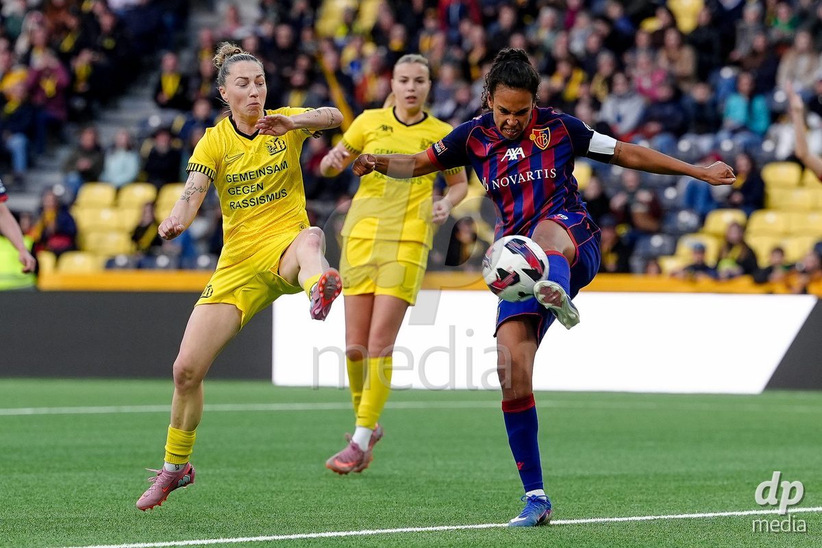 Schweiz: AXA Women's Super League 2025/26, BSC YB Frauen vs FC Basel 1893 - Stadion Wankdorf, Bern: Lisa Josten (24 YB Frauen) gegen Coumba Louisa Sow (18 FCB)