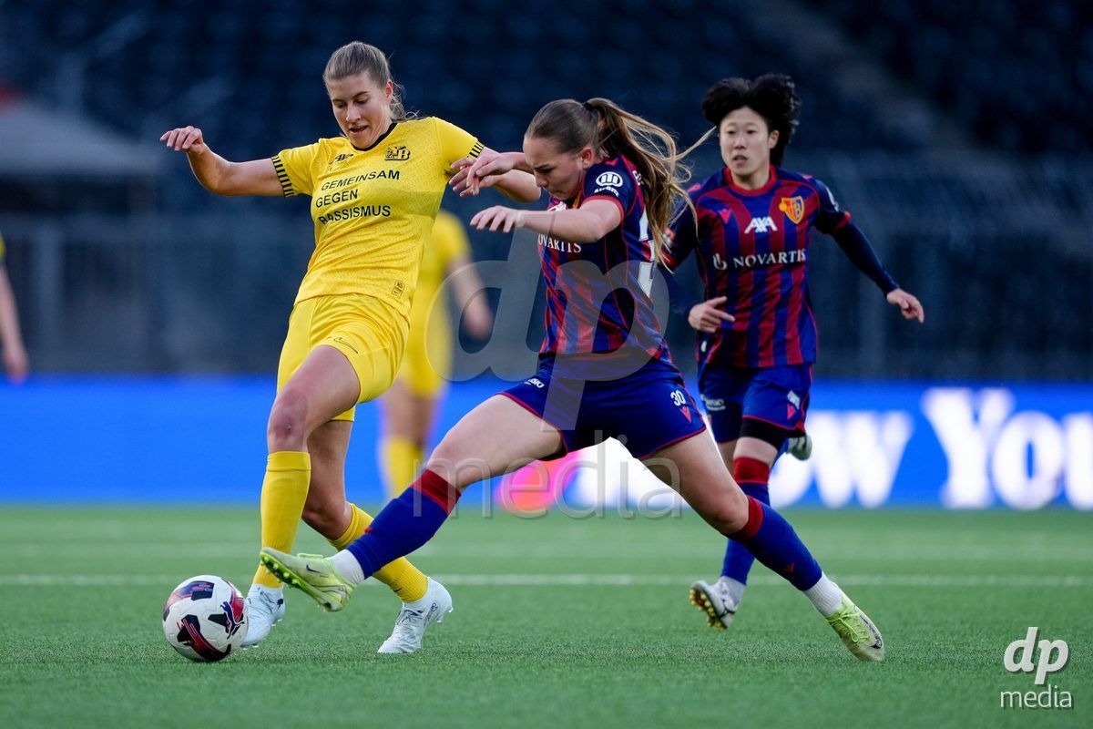 Schweiz: AXA Women's Super League 2025/26, BSC YB Frauen vs FC Basel 1893 - Stadion Wankdorf, Bern: Geraldine Ess (7 YB Frauen) im Duell mit Krystyna Flis (30 FCB)