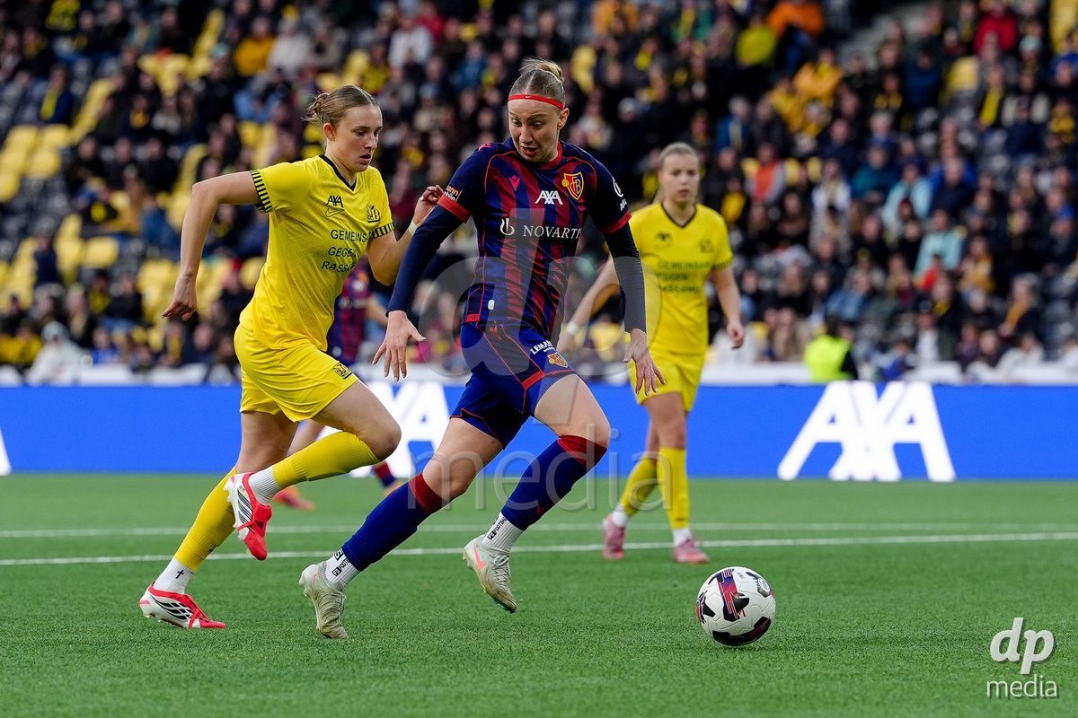 Schweiz: AXA Women's Super League 2025/26, BSC YB Frauen vs FC Basel 1893 - Stadion Wankdorf, Bern: Rebecca Villena y Scheffler (77 YB Frauen) gegen Andela Krstic (16 FCB)