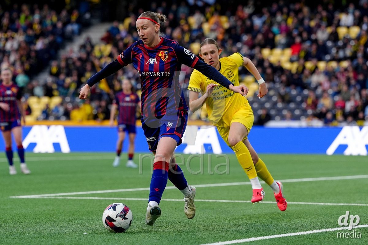Schweiz: AXA Women's Super League 2025/26, BSC YB Frauen vs FC Basel 1893 - Stadion Wankdorf, Bern: Rebecca Villena y Scheffler (77 YB Frauen) gegen Andela Krstic (16 FCB)