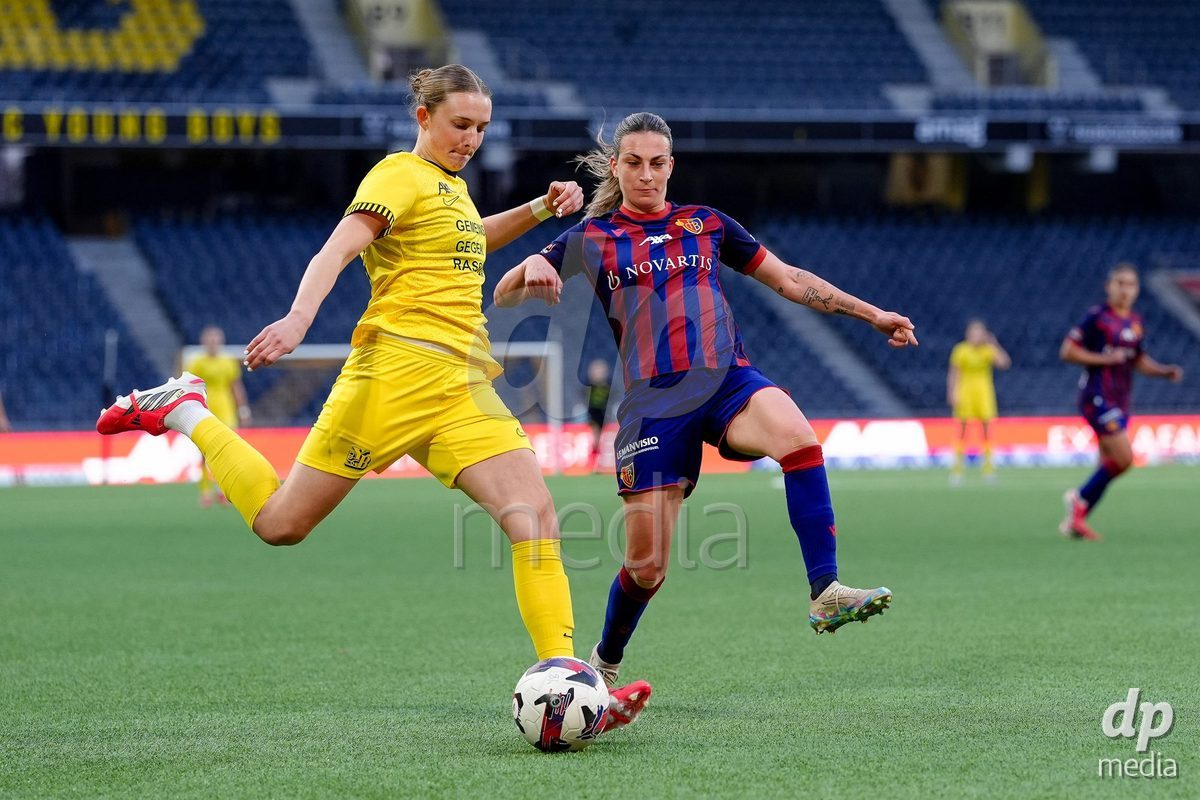 Schweiz: AXA Women's Super League 2025/26, BSC YB Frauen vs FC Basel 1893 - Stadion Wankdorf, Bern: Alice Ilaria Berti (19 FCB) gegen Rebecca Villena y Scheffler (77 YB Frauen)