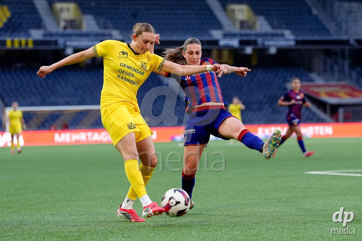 Schweiz: AXA Women's Super League 2025/26, BSC YB Frauen vs FC Basel 1893 - Stadion Wankdorf, Bern: Alice Ilaria Berti (19 FCB) gegen Rebecca Villena y Scheffler (77 YB Frauen)