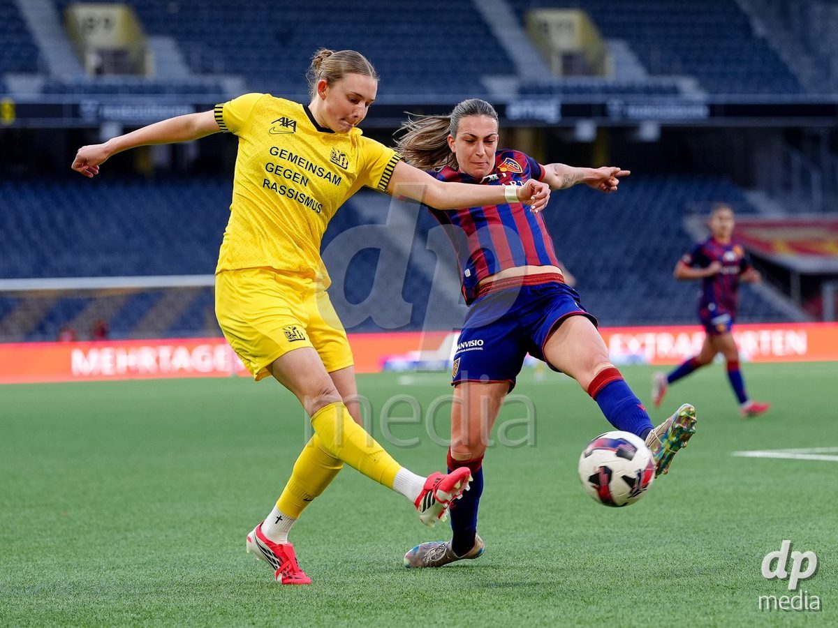 Schweiz: AXA Women's Super League 2025/26, BSC YB Frauen vs FC Basel 1893 - Stadion Wankdorf, Bern: Alice Ilaria Berti (19 FCB) gegen Rebecca Villena y Scheffler (77 YB Frauen)