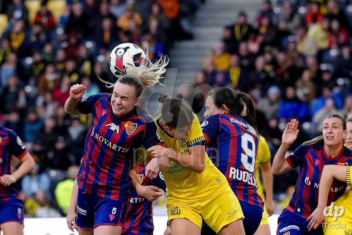 Schweiz: AXA Women's Super League 2025/26, BSC YB Frauen vs FC Basel 1893 - Stadion Wankdorf, Bern: Sabina Jackson (5 FCB) in einem Kopfball Duell mit Giulia Schlup (31 YB Frauen)