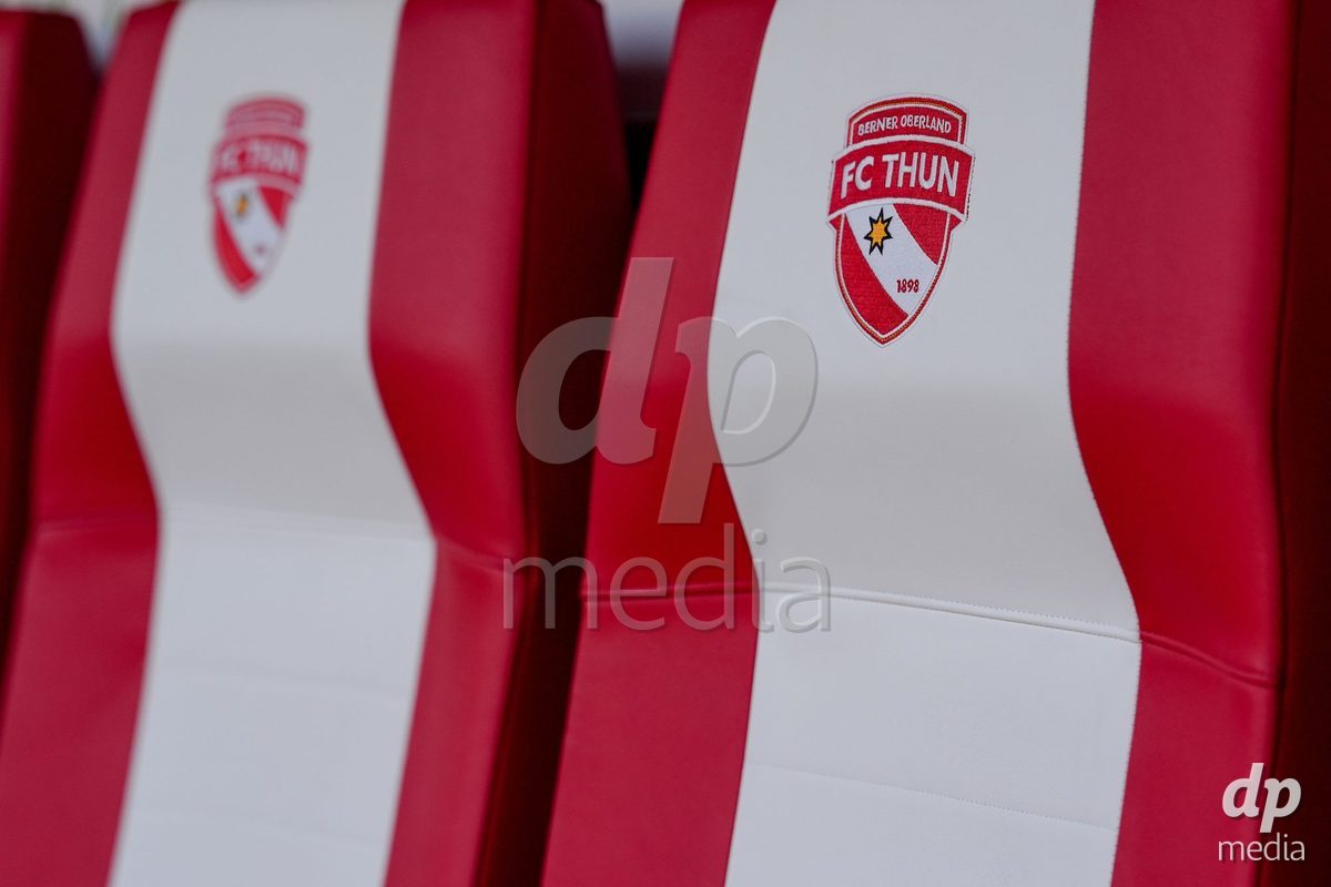 Schweiz: AXA Women's Super League 2025/26, FC Thun vs Servette FC Chenois Feminin - Stockhorn Arena, Thun: Spielerbank im Stadion
