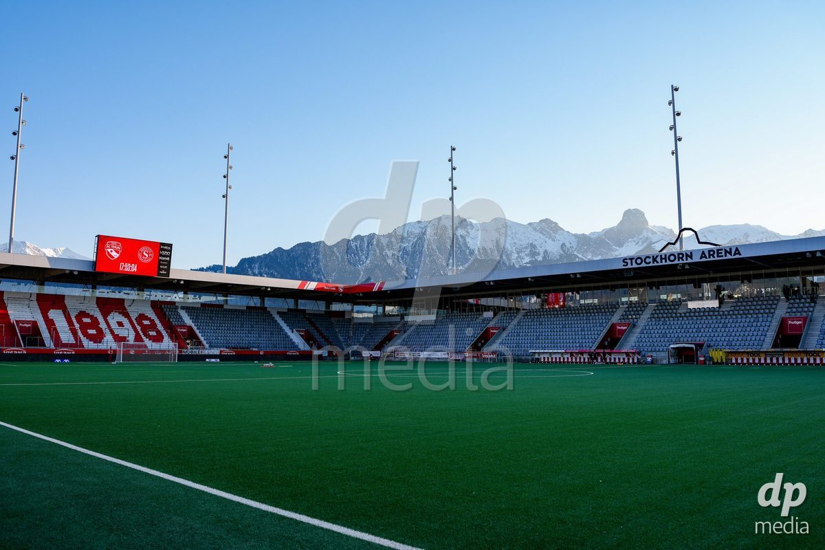 Schweiz: AXA Women's Super League 2025/26, FC Thun vs Servette FC Chenois Feminin - Stockhorn Arena, Thun: Sticht im Stadion mit Aussicht auf das Stockhorn