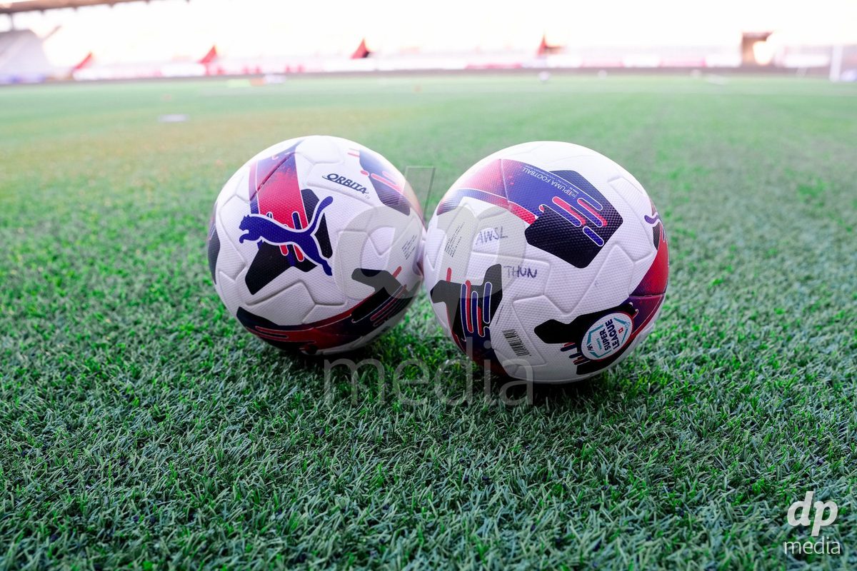 Schweiz: AXA Women's Super League 2025/26, FC Thun vs Servette FC Chenois Feminin - Stockhorn Arena, Thun: Spielbälle vor dem Spiel