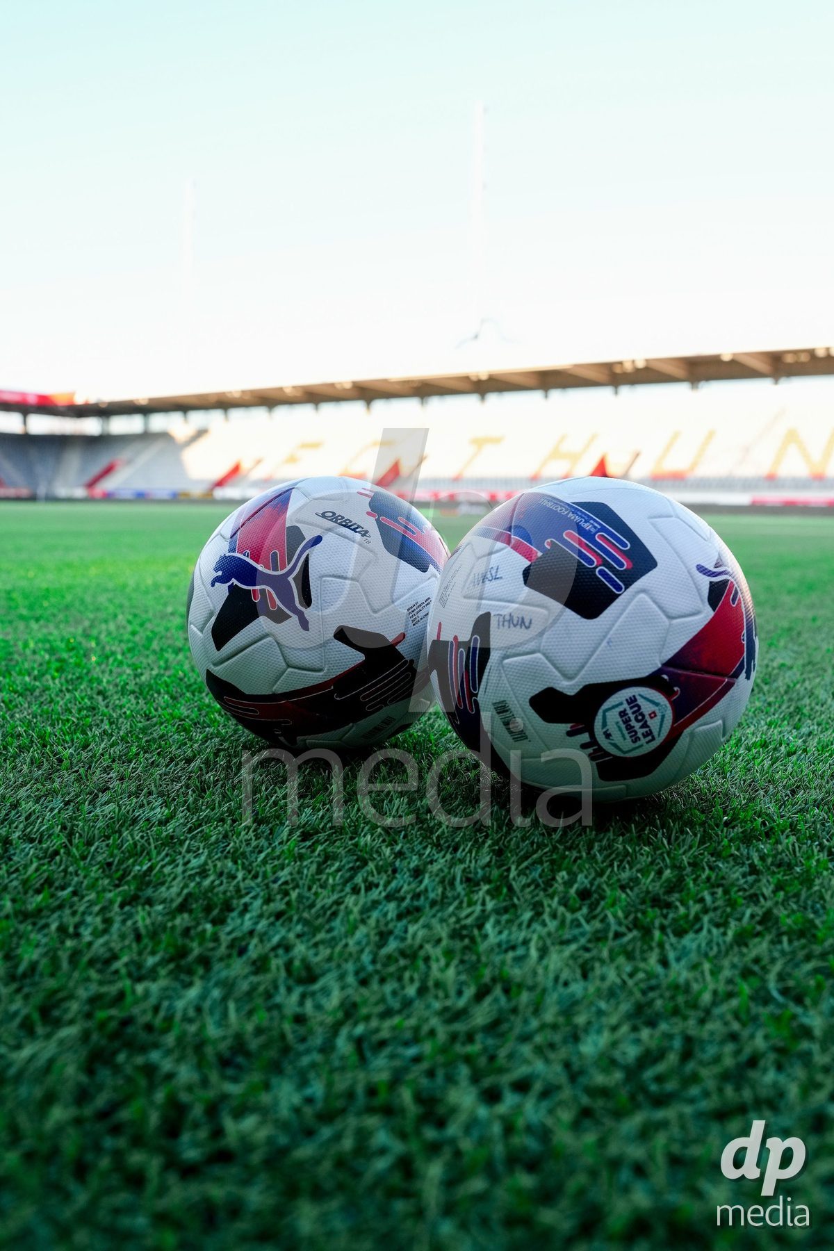 Schweiz: AXA Women's Super League 2025/26, FC Thun vs Servette FC Chenois Feminin - Stockhorn Arena, Thun: Spielbälle vor dem Spiel