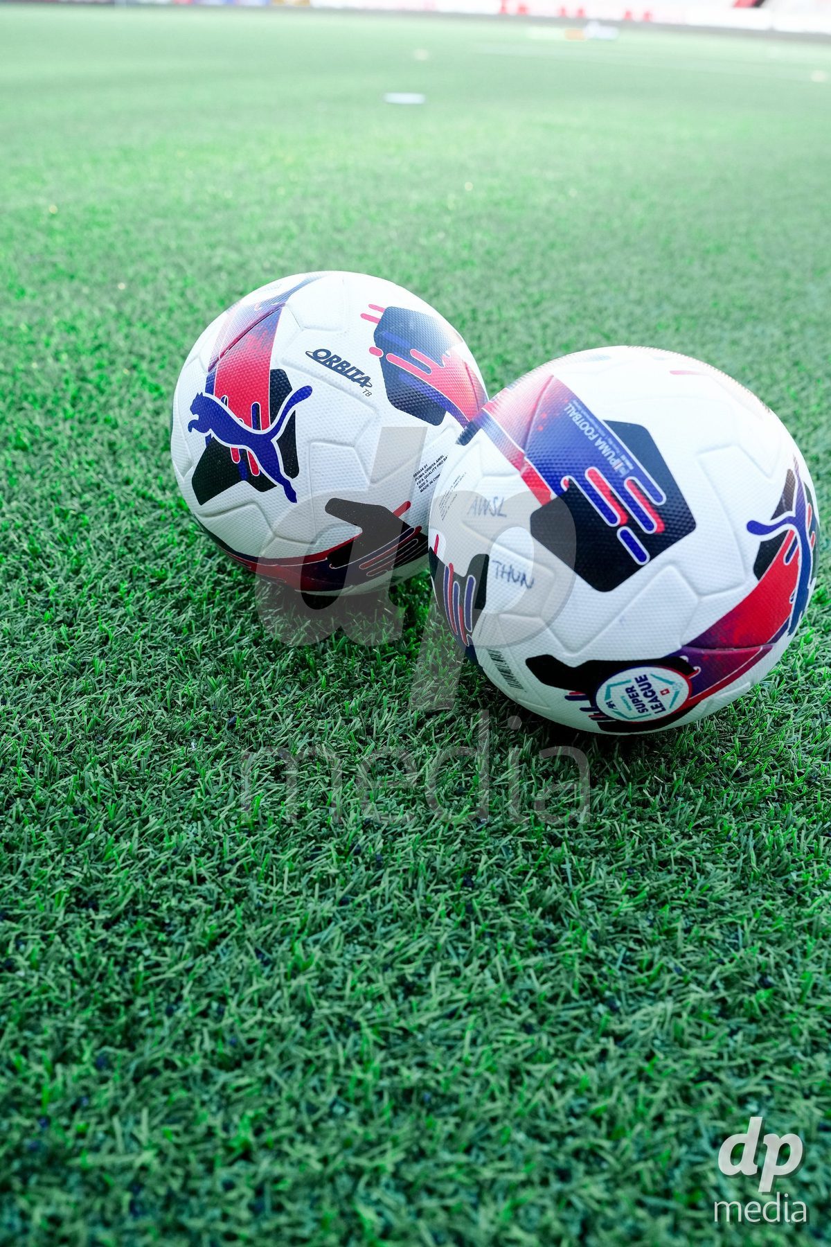 Schweiz: AXA Women's Super League 2025/26, FC Thun vs Servette FC Chenois Feminin - Stockhorn Arena, Thun: Spielbälle vor dem Spiel