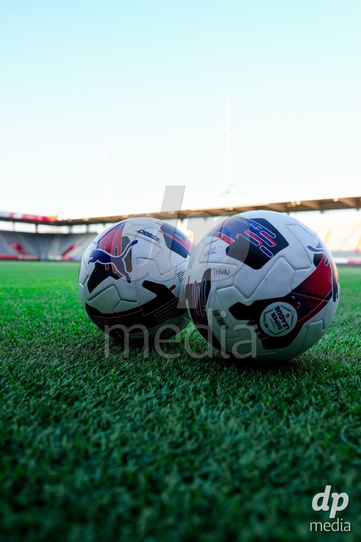 Schweiz: AXA Women's Super League 2025/26, FC Thun vs Servette FC Chenois Feminin - Stockhorn Arena, Thun: Spielbälle vor dem Spiel