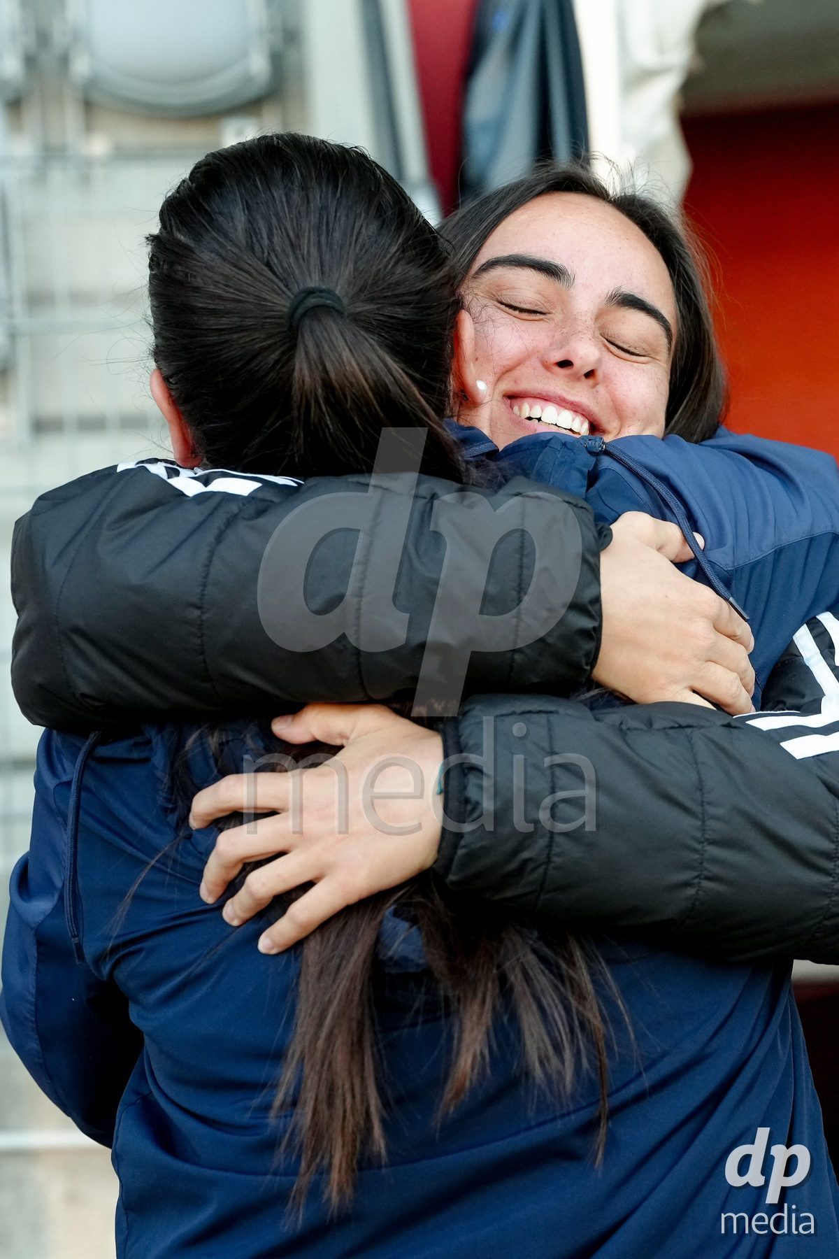 Schweiz: AXA Women's Super League 2025/26, FC Thun vs Servette FC Chenois Feminin - Stockhorn Arena, Thun: Joana Gaspar Da Silva Marchao bei der Platzbegehung