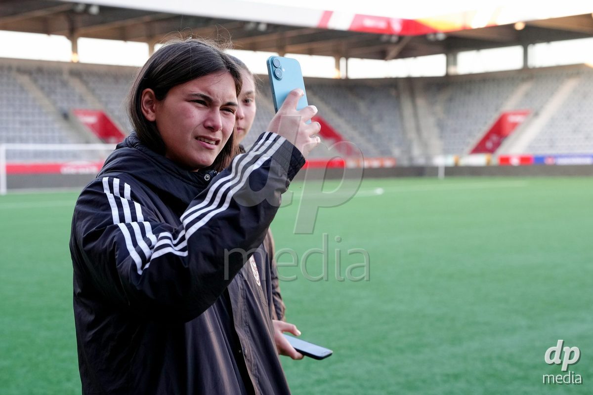 Schweiz: AXA Women's Super League 2025/26, FC Thun vs Servette FC Chenois Feminin - Stockhorn Arena, Thun: Leyla Laubscher bei der Platzbegehung