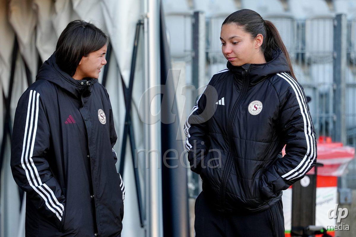 Schweiz: AXA Women's Super League 2025/26, FC Thun vs Servette FC Chenois Feminin - Stockhorn Arena, Thun: Leyla Laubscher und Lea Magali Sergeant-huet bei der Platzbegehung