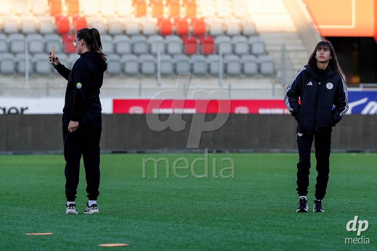 Schweiz: AXA Women's Super League 2025/26, FC Thun vs Servette FC Chenois Feminin - Stockhorn Arena, Thun: Cristina Libran Quiroga bei der Platzbegehung