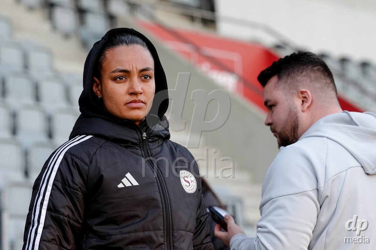 Schweiz: AXA Women's Super League 2025/26, FC Thun vs Servette FC Chenois Feminin - Stockhorn Arena, Thun: Maeva Stacy Salomon bei der Platzbegehung