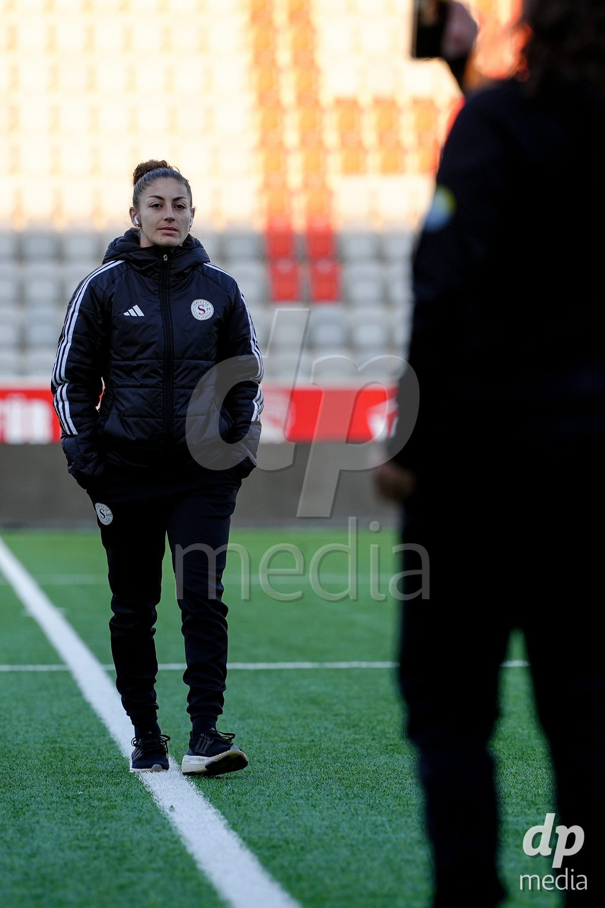 Schweiz: AXA Women's Super League 2025/26, FC Thun vs Servette FC Chenois Feminin - Stockhorn Arena, Thun: Elodie Nakkach bei der Platzbegehung