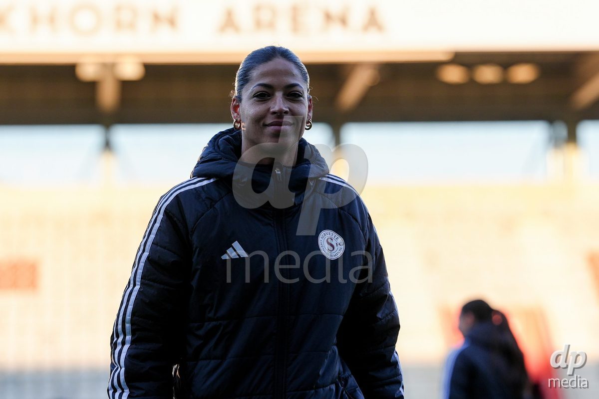 Schweiz: AXA Women's Super League 2025/26, FC Thun vs Servette FC Chenois Feminin - Stockhorn Arena, Thun: Mickaela Victoria Maeva Bottega bei der Platzbegehung