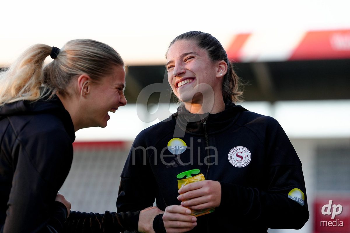 Schweiz: AXA Women's Super League 2025/26, FC Thun vs Servette FC Chenois Feminin - Stockhorn Arena, Thun: Laura Tufo bei der Platzbegehung