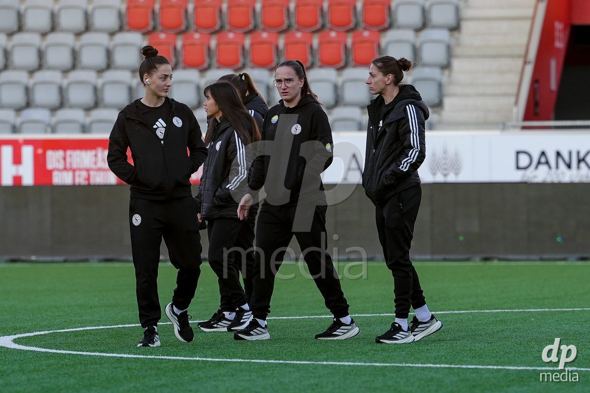 Schweiz: AXA Women's Super League 2025/26, FC Thun vs Servette FC Chenois Feminin - Stockhorn Arena, Thun: Die Spielerinnen des Servette FC Chenois Feminin bei der Platzbegehung