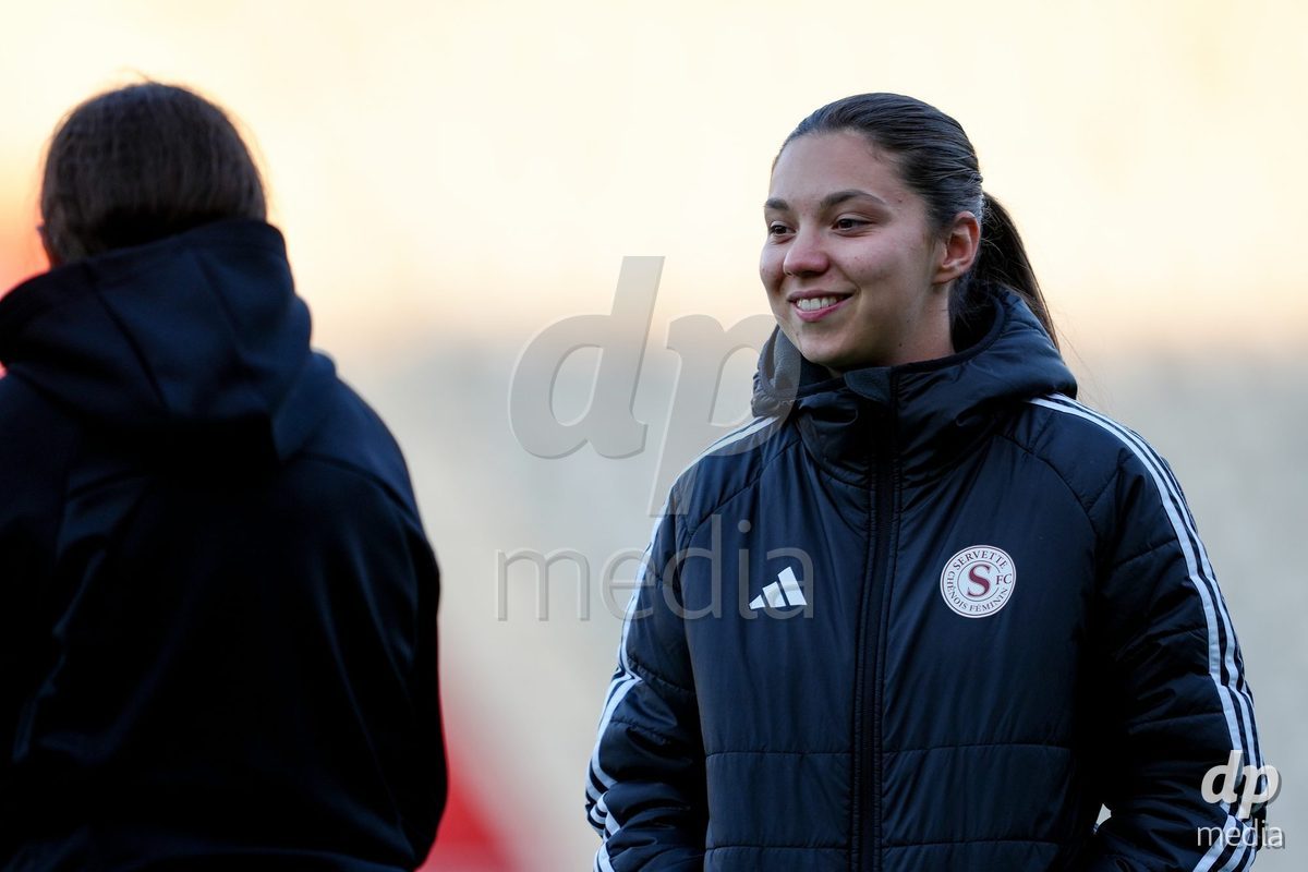 Schweiz: AXA Women's Super League 2025/26, FC Thun vs Servette FC Chenois Feminin - Stockhorn Arena, Thun: Lea Magali Sergeant-huet bei der Platzbegehung