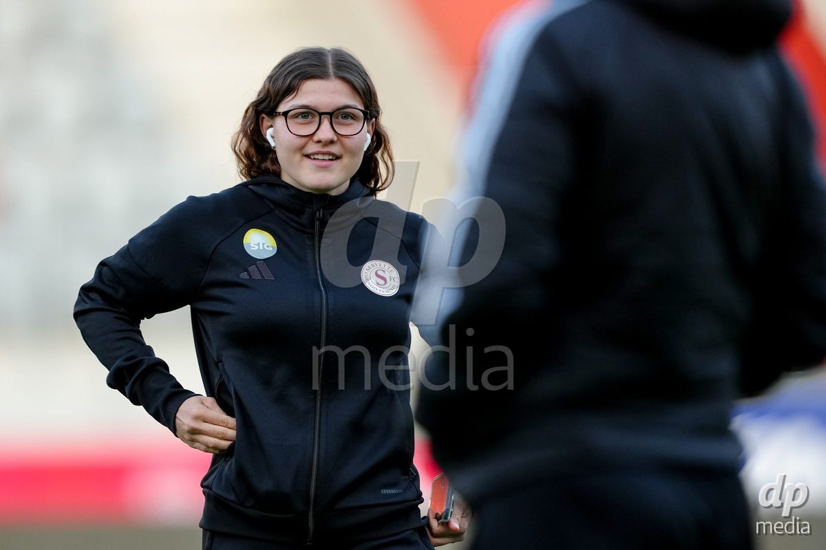 Schweiz: AXA Women's Super League 2025/26, FC Thun vs Servette FC Chenois Feminin - Stockhorn Arena, Thun: Chiara Wallin bei der Platzbegehung