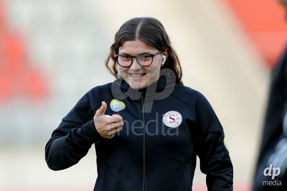 Schweiz: AXA Women's Super League 2025/26, FC Thun vs Servette FC Chenois Feminin - Stockhorn Arena, Thun: Chiara Wallin bei der Platzbegehung