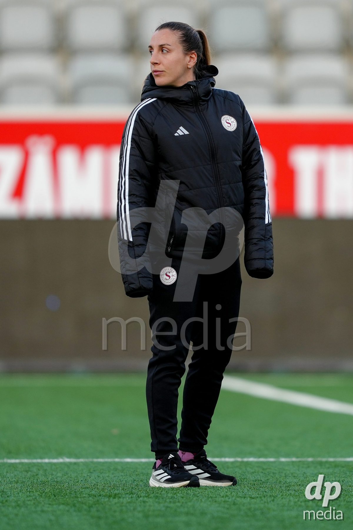 Schweiz: AXA Women's Super League 2025/26, FC Thun vs Servette FC Chenois Feminin - Stockhorn Arena, Thun: Gloria Marinelli bei der Platzbegehung