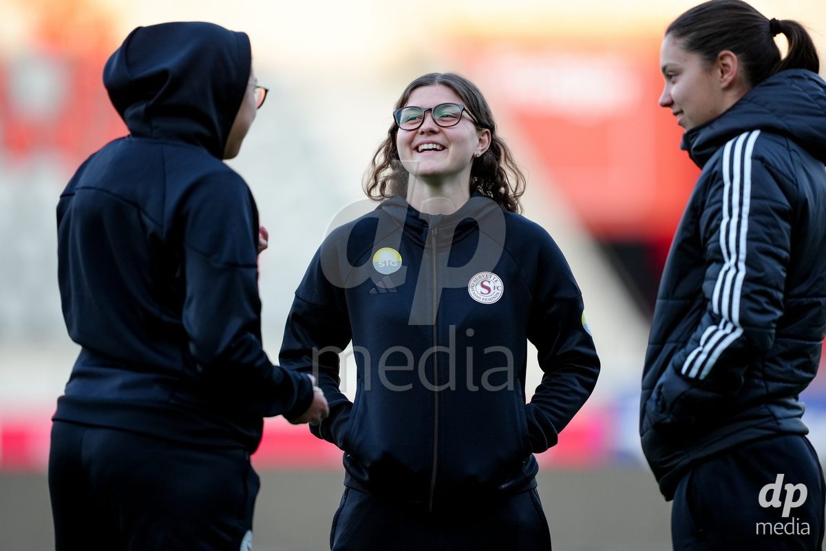 Schweiz: AXA Women's Super League 2025/26, FC Thun vs Servette FC Chenois Feminin - Stockhorn Arena, Thun: Chiara Wallin mit Lea Magali Sergeant-huet bei der Platzbegehung