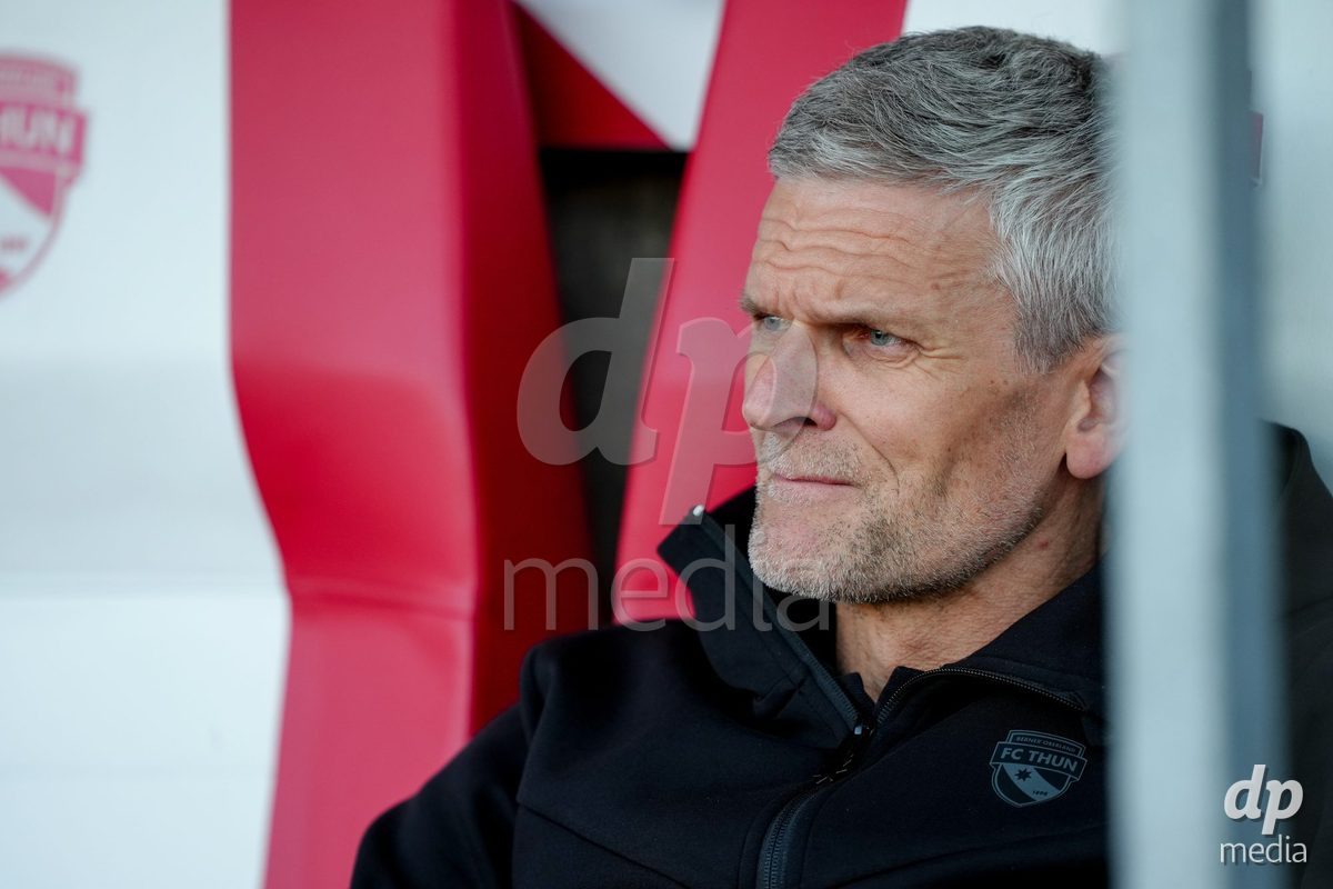 Schweiz: AXA Women's Super League 2025/26, FC Thun vs Servette FC Chenois Feminin - Stockhorn Arena, Thun: Cheftrainer Emil Inauen (Thun)