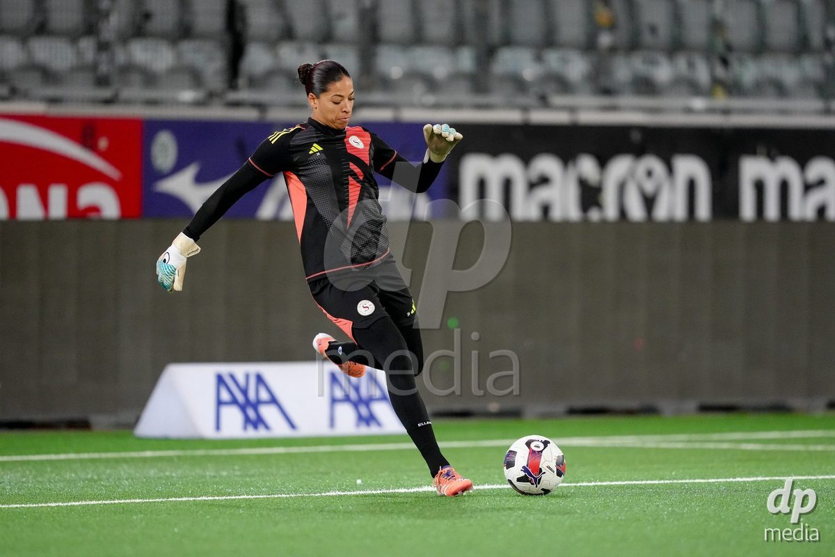 Schweiz: AXA Women's Super League 2025/26, FC Thun vs Servette FC Chenois Feminin - Stockhorn Arena, Thun: Mickaela Victoria Maeva Bottega (30 Servette FC) beim Aufwärmen