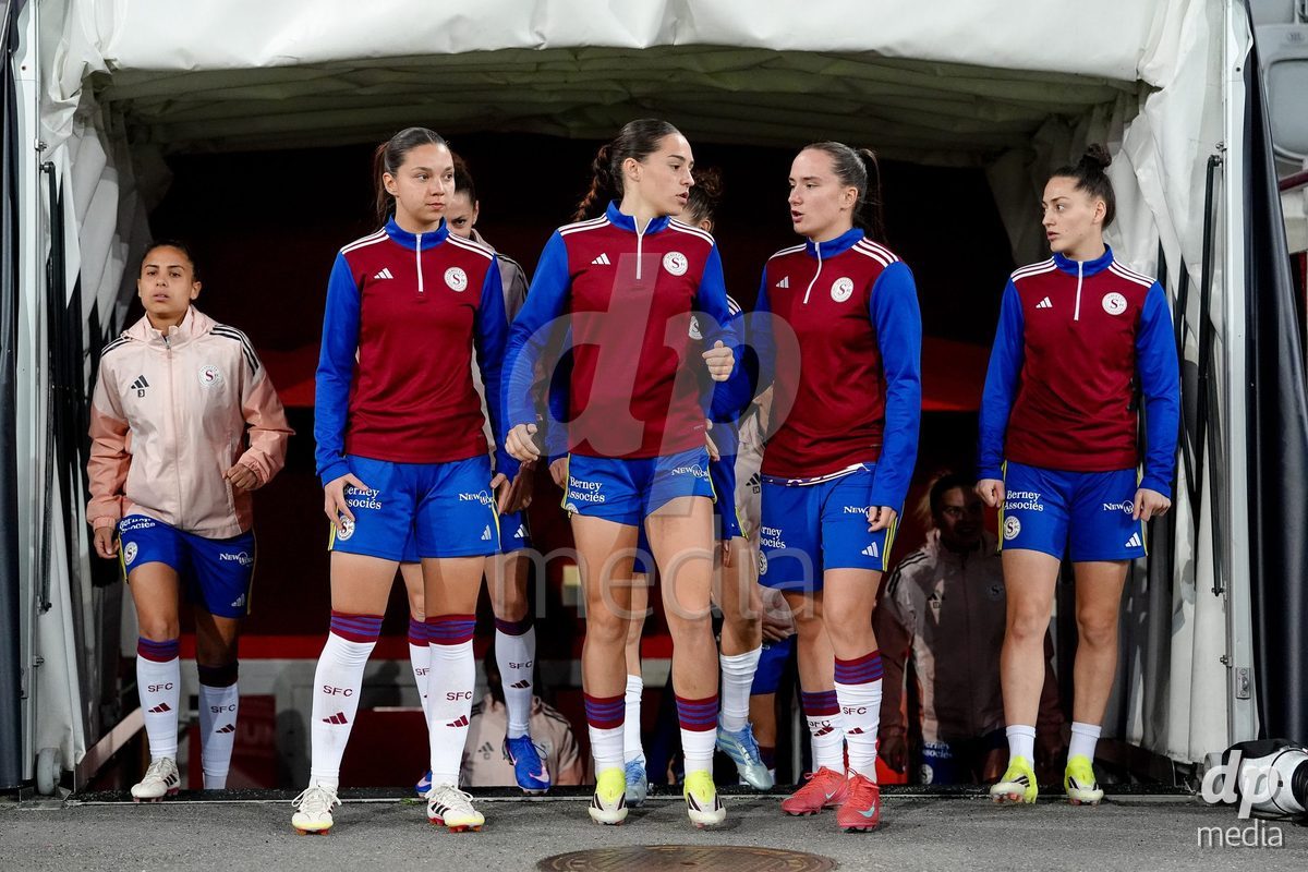 Schweiz: AXA Women's Super League 2025/26, FC Thun vs Servette FC Chenois Feminin - Stockhorn Arena, Thun: Spielerinnen des Servette FC vor dem Spiel