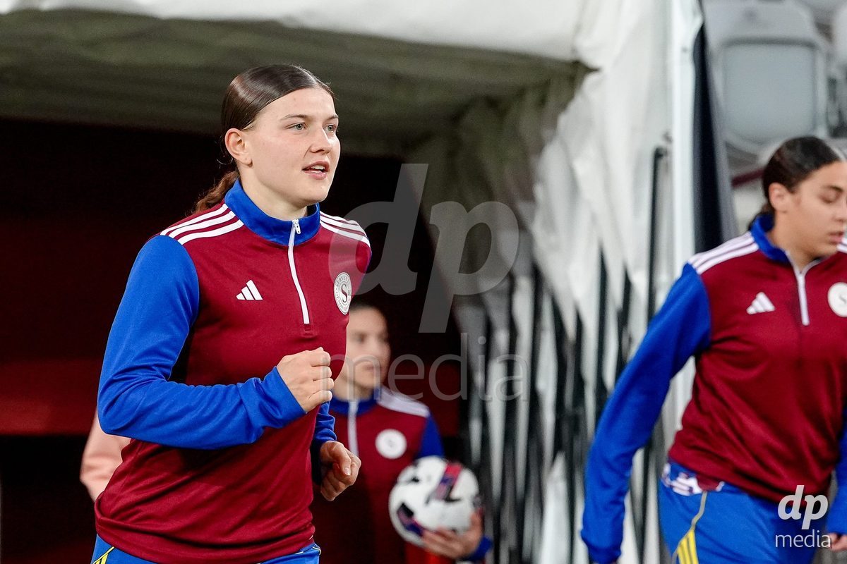 Schweiz: AXA Women's Super League 2025/26, FC Thun vs Servette FC Chenois Feminin - Stockhorn Arena, Thun: Chiara Wallin (22 Servette FC) beim Aufwärmen