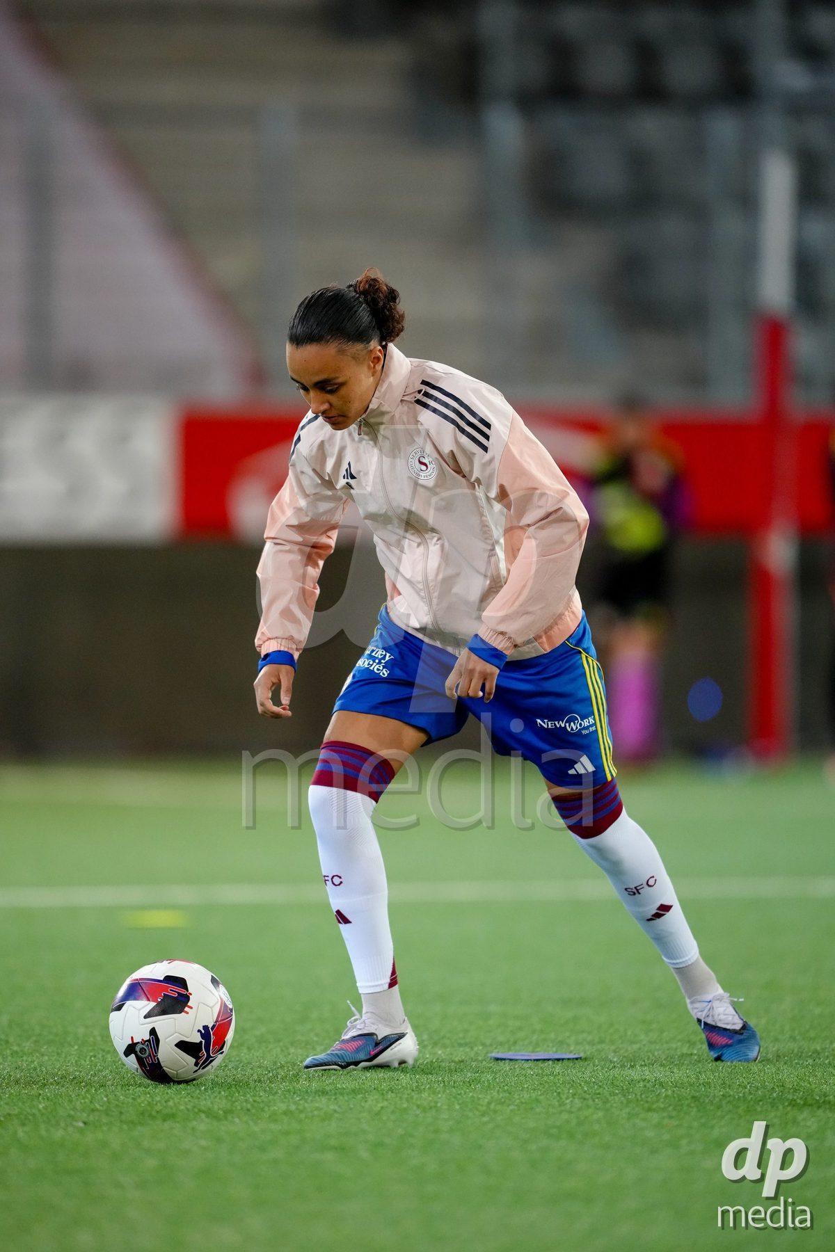 Schweiz: AXA Women's Super League 2025/26, FC Thun vs Servette FC Chenois Feminin - Stockhorn Arena, Thun: Maeva Stacy Salomon (7 Servette FC) beim Aufwärmen