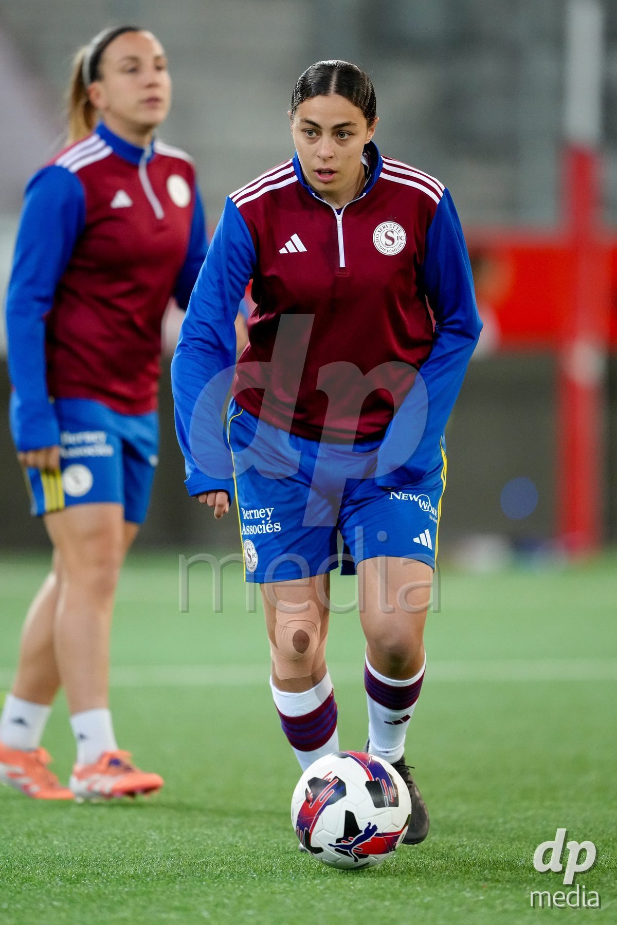 Schweiz: AXA Women's Super League 2025/26, FC Thun vs Servette FC Chenois Feminin - Stockhorn Arena, Thun: Sofia Bekhaled (21 Servette FC) beim Aufwärmen