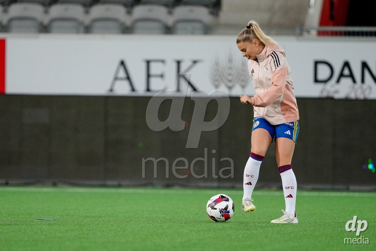 Schweiz: AXA Women's Super League 2025/26, FC Thun vs Servette FC Chenois Feminin - Stockhorn Arena, Thun: Anna Maria Therese Simonsson (17 Servette FC) beim Aufwärmen