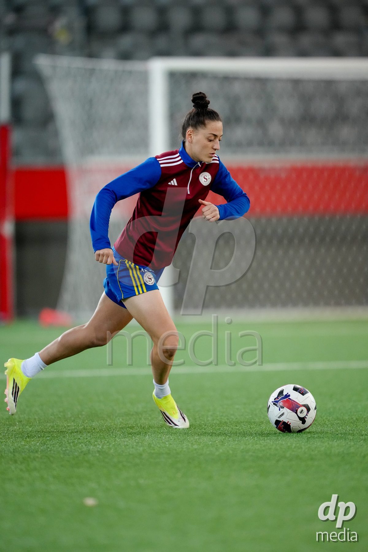 Schweiz: AXA Women's Super League 2025/26, FC Thun vs Servette FC Chenois Feminin - Stockhorn Arena, Thun: Elodie Nakkach (66 Servette FC) beim Aufwärmen