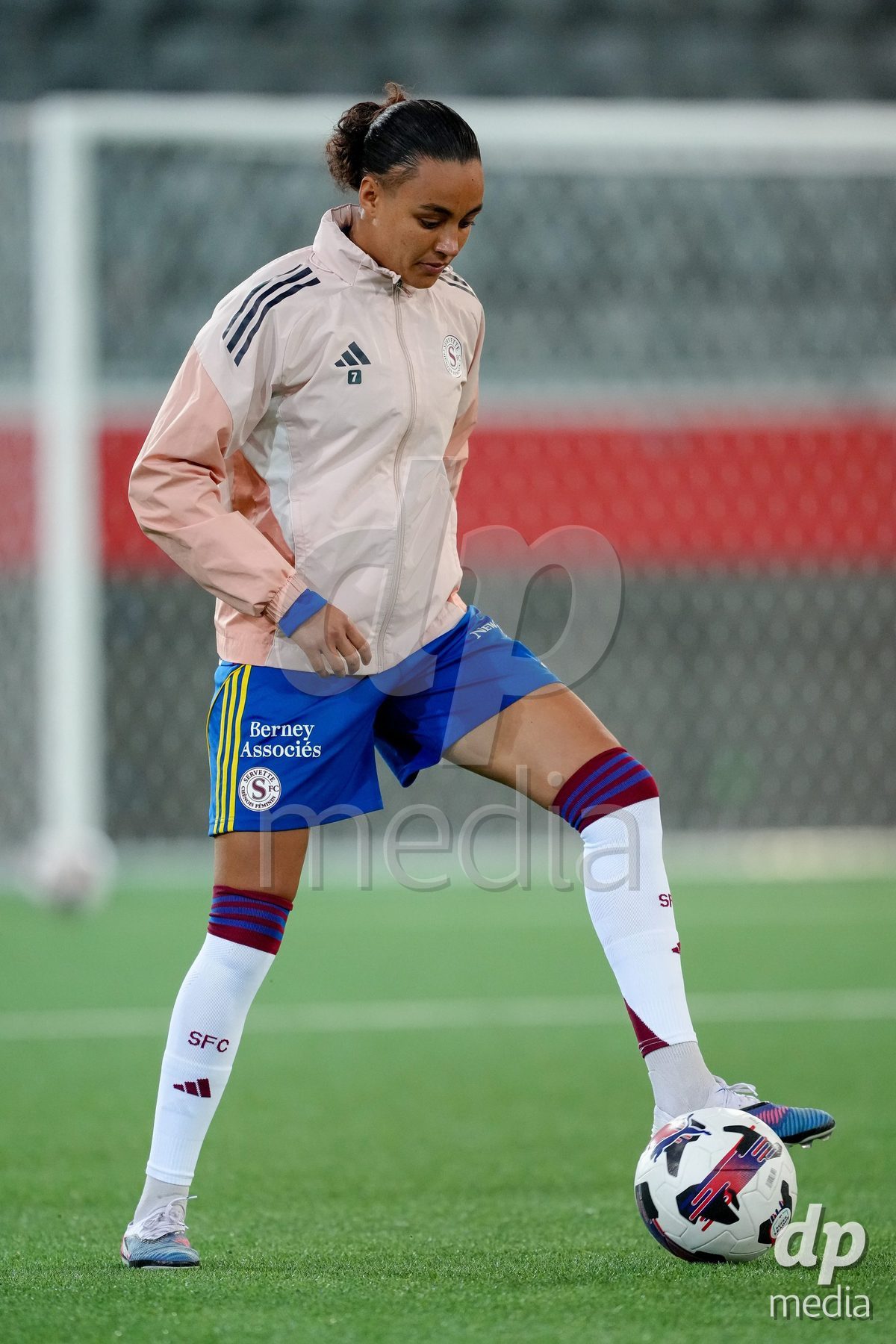 Schweiz: AXA Women's Super League 2025/26, FC Thun vs Servette FC Chenois Feminin - Stockhorn Arena, Thun: Maeva Stacy Salomon (7 Servette FC) beim Aufwärmen