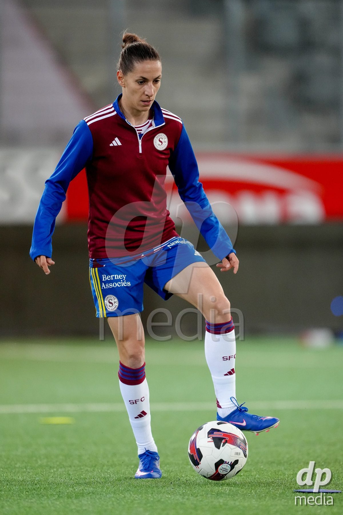 Schweiz: AXA Women's Super League 2025/26, FC Thun vs Servette FC Chenois Feminin - Stockhorn Arena, Thun: Ana Jelencic (18 Servette FC) beim Aufwärmen