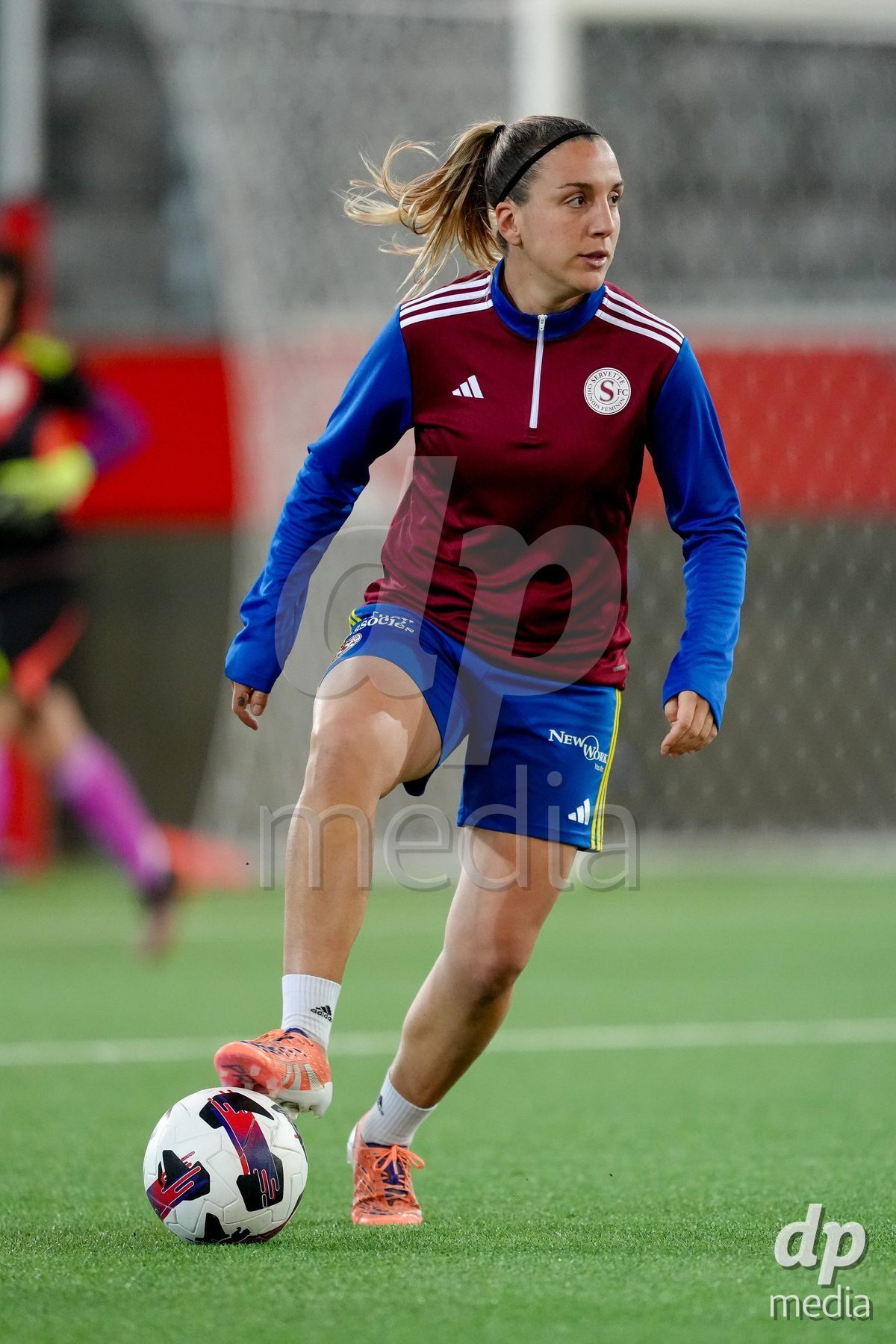 Schweiz: AXA Women's Super League 2025/26, FC Thun vs Servette FC Chenois Feminin - Stockhorn Arena, Thun: Gloria Marinelli (9 Servette FC) beim Aufwärmen